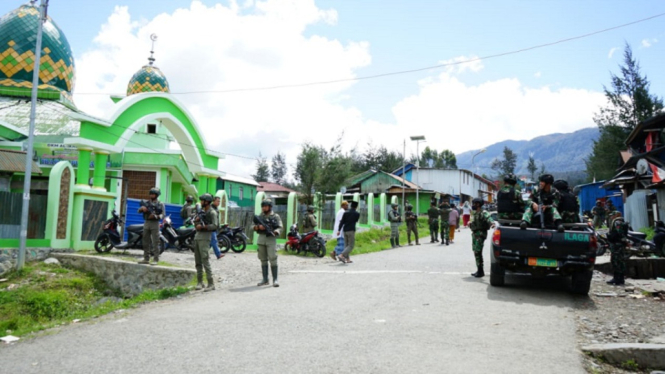 Sinergitas TNI-Polri saat Jaga Keamanan Sholat Jumat di Ilaga, Papua (Foto Humas Polri)