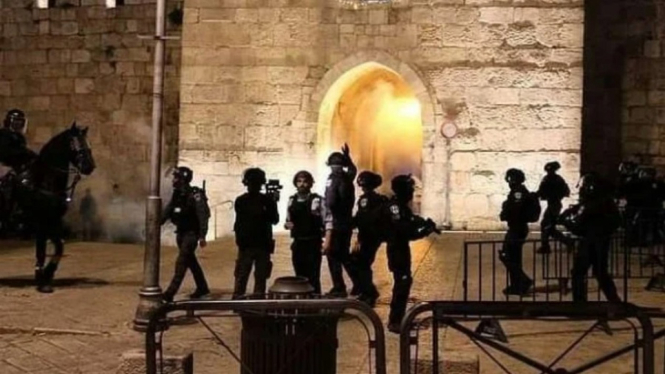 Polisi Israel Serang Al Aqsa, 200 Lebih Warga Palestina Terluka. (Foto Instagram daarul_quran).