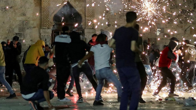 MUI Serukan Israel Dijatuhi Sanksi Usai Serang Warga Palestina di Masjid Al-Aqsa (Foto Reuters)