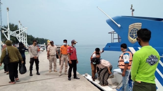 Jajaran Polres Kepulauan Seribu dan Tim KTJ Lakukan Rapid Tes Pendatang di 5 Pulau (Foto Humas Polres Kepulauan Seribu)