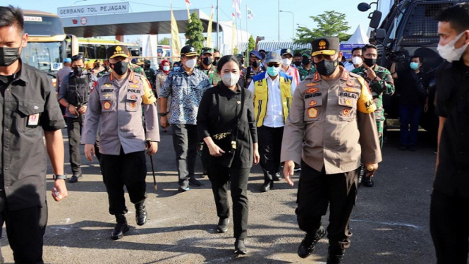 Panglima TNI, Kapolri dan Ketua DPR RI Tinjau Posko Penyekatan di Gerbang Tol Pejagan Brebes (Foto Humas Polri)