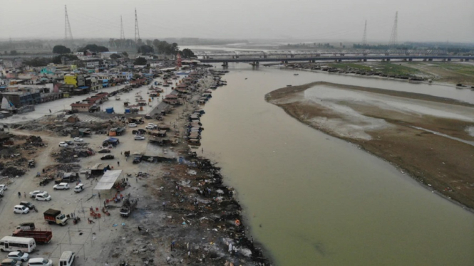 Mengerikan, Puluhan Mayat Memenuhi Tepian Sungai Gangga di India (Foto Reuters)
