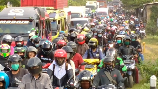 Ribuan pemudik sepeda motor terjebak kemacetan di sekitar Pasar Tumpah Mundu, Kabupaten Cirebon, Rabu (12/5) Pagi. ( Foto: Erfan Septyawan/ANTV)