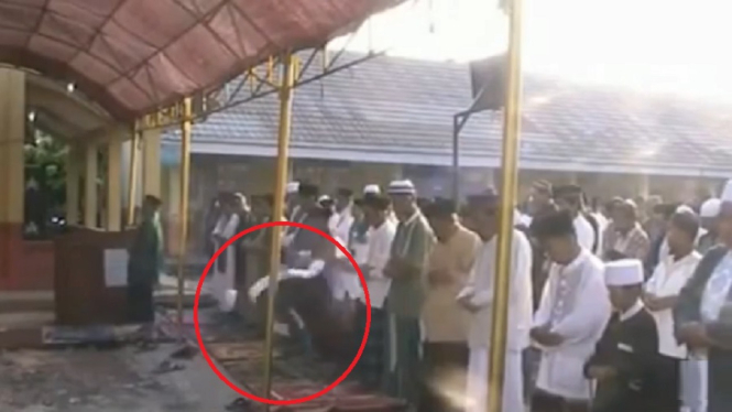 Viral, Seorang Pria Jatuh Tersungkur saat Mengikuti Sholat Idul Fitri, Ini Sebabnya (Foto Tangkap Layar Video Instagram)