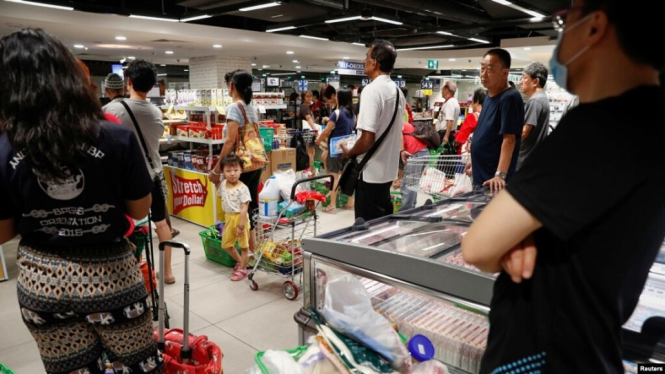 Mau Lockdown, Warga Singapura Panik Memborong Kebutuhan Pokok di Supermarket (Foto Reuters)