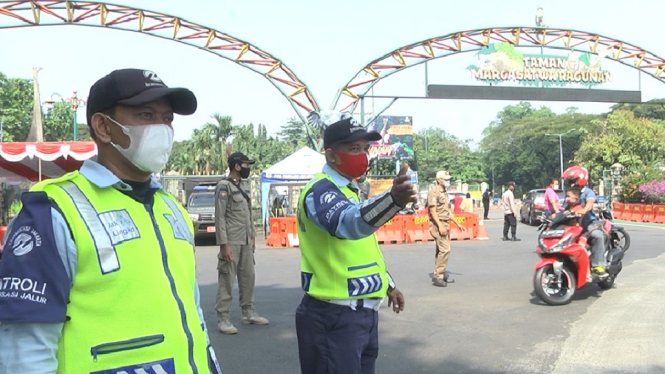 Sejumlah petugas mengatur para pengunjung yang berdatangan untuk berwisata di Taman Wisata margasatwa Ragunan, Jakarta Selatan. Jum’at (14/5) Pagi. ( Foto: Edwi