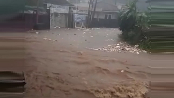 Video Kota Bogor Tergenang Banjir Akibat Hujan Deras yang Terus Mengguyur (Foto Tangkap Layar Video Instagram)