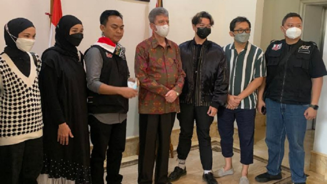 Dubes Palestina untuk Indonesia Zuhair Al Shun bersama artis Zaskia Adya Mecca dan sutradara ternama Indonesia Hanung Bramantyo. (ANTV/ Restu Wulandari)