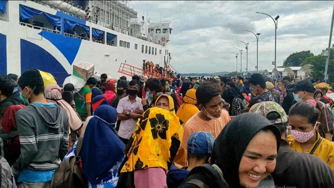 Ribuan penumpang kapal laut yang baru sandar di Pelabuhan Parepare, Sulawesi Selatan, memadati area pelabuhan. Rabu (19/5) Siang. ( Foto: Rusdi Djafar/ANTV)
