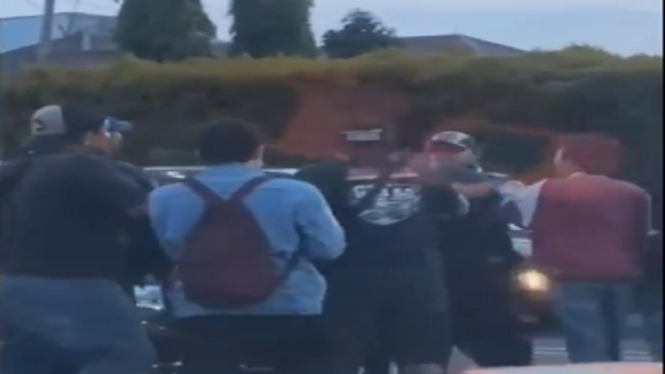 Video yang memperlihatkan sekelompok orang yang diduga pengendara motor melakukan aksi pengeroyokan terhadap petugas dinas perhubungan. Selasa (18/5) Sore. ( Fo