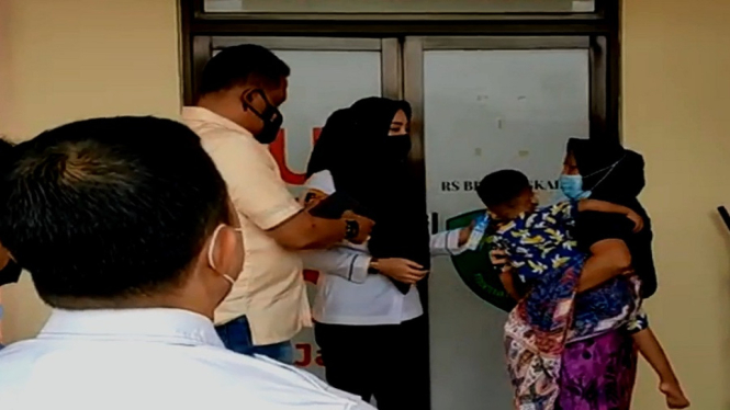 Korban terus menangis dipangkuan ibunya saat menjalani perawatan di Rumah Sakit Bhayangkara Polda Kepulauan Riau. ( Foto : Alboin/ANTV)