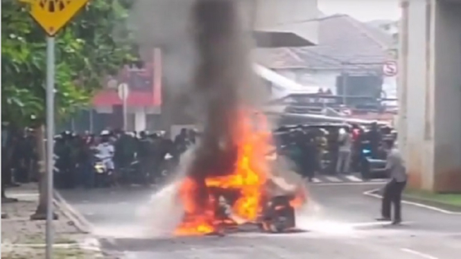 Begini Penampakan Mobil Mewah Porsche saat Terbakar di Kelapa Gading, Jakarta Utara (Foto Tangkap Layar Video Instagram)