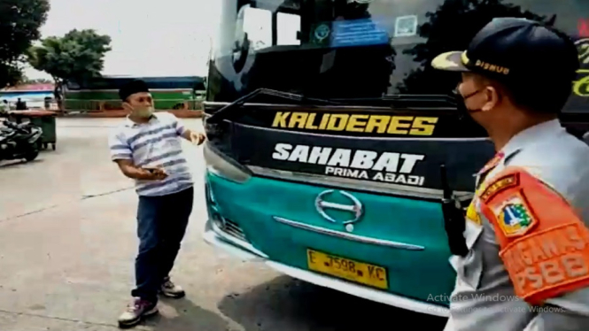 Sebuah bus AKAP yang sedang diperiksa petugas dinas perhubungan terkait dengan kelengkapan surat bebas Covid-19. Sabtu (22/5) Pagi. ( Foto : Ong Suhirman | Jaka