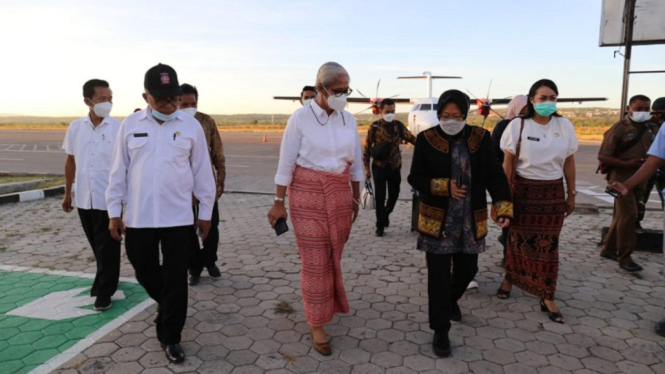 Mendarat di Kupang, Mensos Risma Salurkan Donasi untuk Penyintas Siklon Seroja di NTT (Foto Humas Kemensos)