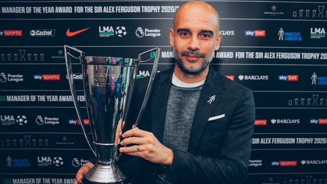 Pep Guardiolla dengan Trophy Manajer of the Years Liga Inggris 2021