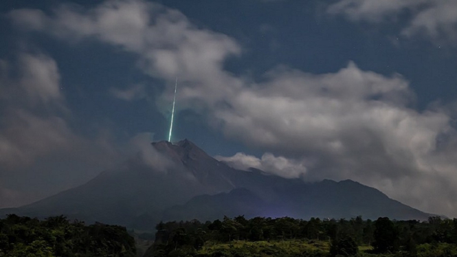 Rekaman CCTV Benda Diduga Meteor Jatuh di Gunung Merapi Dibagikan BPPTKG (Foto Instagram)