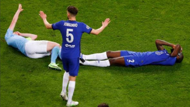 Kevin de Bruynne tabrakan dengan bek Chelsea Antonio Rudiger