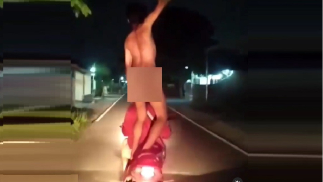 Nekat Pamer Alat Vital saat Berboncengan Motor, Pria Ini Ditangkap Polisi (Foto Tangkap Layar Video Instagram)