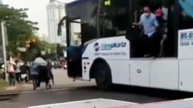 Video Viral Detik-detik Penumpang TransJakarta Panik, Bus Mogok di Perlintasan Kereta (Foto Tangkap Layar Video Instagram)