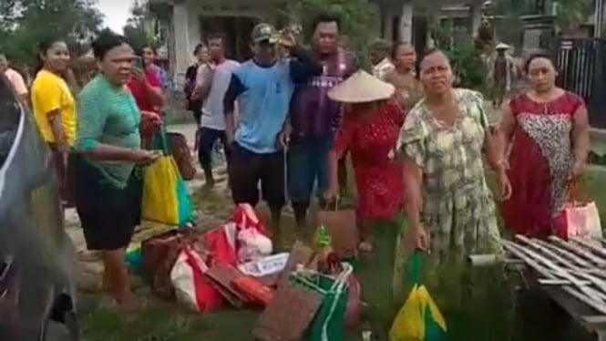 Sejumlah warga Desa Kepohkidul, Kecamatan Kedungadem, Kabupaten Bojonegoro, Jawa Timur, beramai-ramai mengembalikan bingkisan lebaran kepada kepala desa. Senin 