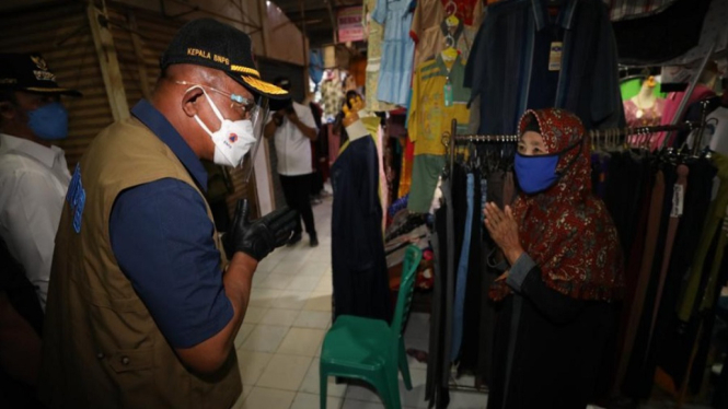 Kunjungi Kota Kudus, Kepala BNPB Blusukan Pastikan Prokes di Pasar Bitingan