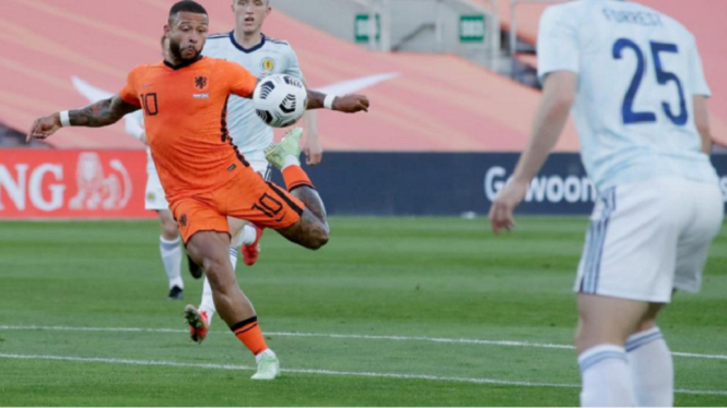 Belanda vs Skotlandia 2-2dua gol Memphis Depay