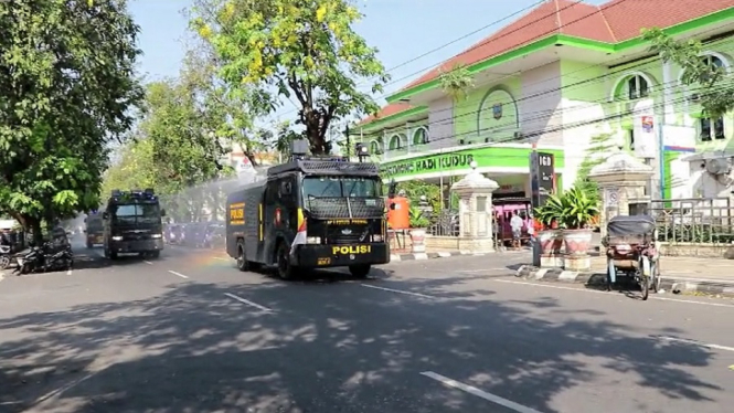 Polisi Tekan Kasus Covid-19, Pemkab Kudus Terbitkan Larangan Keluar Rumah 2 Haridisinfektan di ruas jalan Kota Kudus, Jawa Tengah. (ANTV Galih Manunggal)