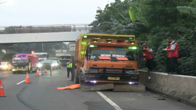 Sopir truk pengangkut tanah tewas dilokasi kejadian sesaat setelah ditabrak truk pengangkut galon. Jum’at (4/6) Pagi. (Foto: Robin Fredy/ANTV)