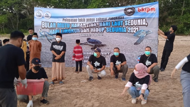 Peringati Hari Laut Sedunia, BKIPM Bandung Lepas 150 Tukik