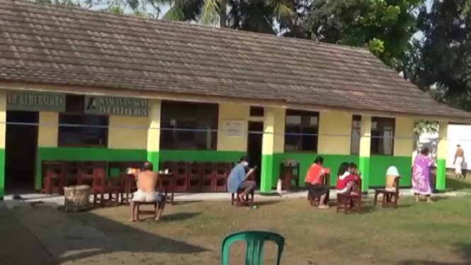 Sejumlah pasien sedang berjemur di depan kelas madrasah yang berada di Dusun Warudoyong selatan, Kecamatan Rengasdengklok, Karawang, Jawa Barat. Sabtu (5/6) Pag