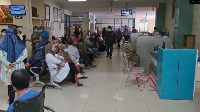 Antrean pasien covid-19 di instalasi gawat darutat rumah sakit kelaurga sehat untuk mempeorleh layanan rawat inap. Senin ( 8/6) siang. ( Foto:  Abdul Rohim )