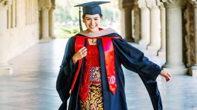 Lulus S2 dari Stanford University, Maudy Ayunda Wisuda Pakai Kebaya (Foto: Instagram)