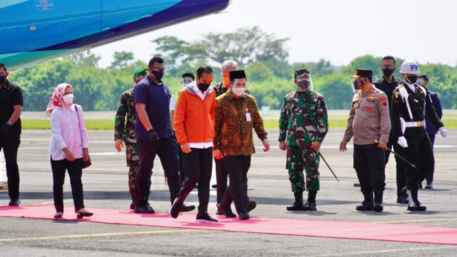 Kapolda Jateng Sambut Kedatangan Presiden Joko Widodo di Bandara Jenderal Besar Sudirman, Purbalingga (Foto Humas Polda Jateng)