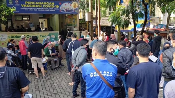 Ratusan warga antri untuk menjalani tes cepat antigen di Puskesmas Cimahi (Antv / Endra Kusumah)