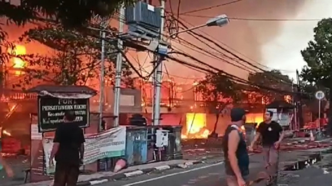 Kebakaran Hebat Melanda Pasar Blahbatuh Bali, 20 Unit Damkar Dikerahkan (Foto Tangkap Layar Video Instagram)