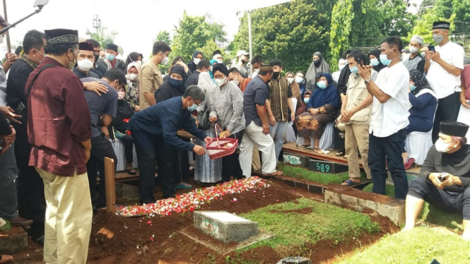 Dilepas Ratusan Pelayat, Markis Kido Dikebumikan Satu Liang Dengan Sang Ayah
