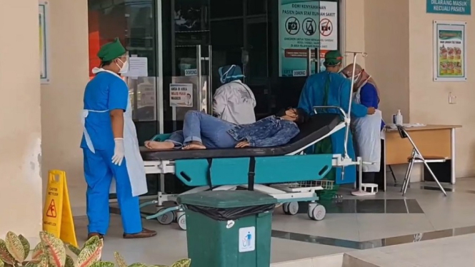 Sejumlah pasien Covid-19 memadati ruang gawat darurat rumah sakit untuk memperoleh layanan rawat inap. (Foto: Abdul Rohim/ANTV)