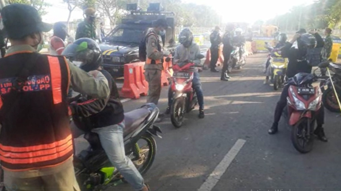 Sejumlah pengendara yang berasal dari pulau Madura sedang menjalani pemeriksaan petugas  (Foto: Sandi Irwanto/ANTV)