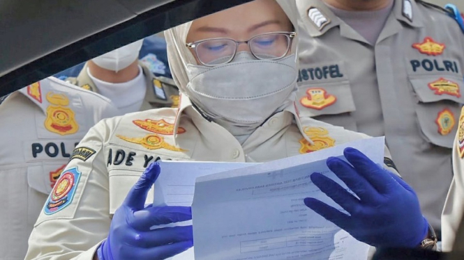 Bupati Bogor Ade Yasin saat pemantauan pemeriksaan surat rapid antigen di Simpang Gadog, Bogor, Jawa Barat, Jumat. 12 Februari 2021. (Foto ademunawarohyasin Ins