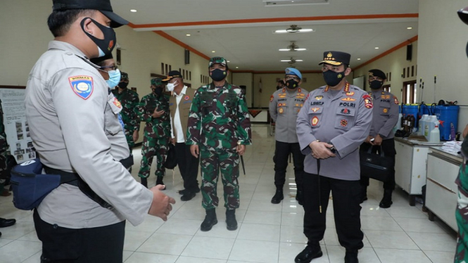 Kapolri Beri Tiket Sekolah Bhabinkamtibmas Usai Sidak PPKM Mikro di Kudus (Foto Humas Polri)