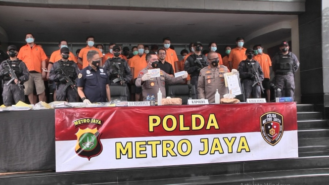 Kapolda Metro Jaya, Irjen Pol Fadil Imran merilis pelaku dan barang bukti aksi pungutan liar dan premanisme yang marak di Pelabuhan Tanjung Priok, jakarta Utara