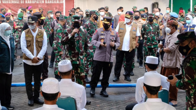 Ini Kata Warga saat Panglima TNI dan Kapolri Meninjau Vaksinasi di Bangkalan (Foto Humas Polri)