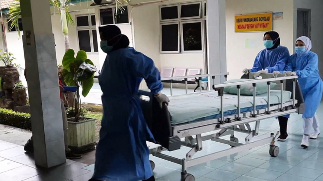 Sejumlah petugas tenaga kesehatan sedang menyiaapak tempat tidur untuk pasien terinfeksi Covid-19 di RSUD Pandan Arang, Boyolali. Kamis ( 17/6) Siang. ( Foto: A