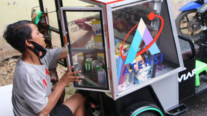 Inspiratif untuk Disabilitas, Gunakan Motor Roda Tiga, Omzet Dagangan Gading Meningkat (Foto Humas Kemensos)