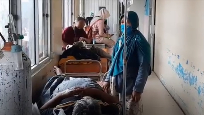 Sejumlah pasien Covid-19 di RSUD Dokter Soekardjo Kabupaten Tasikmalaya terpaksa dirawat diselaras, lantaran tak tertampungnya pasien di ruang isolasi. ( Foto: 
