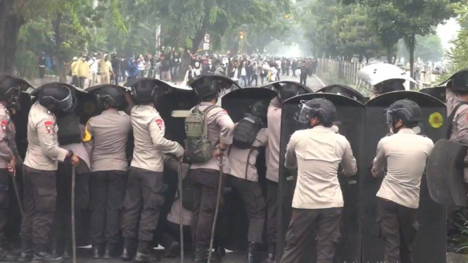 Massa Simpatisan HRS Bentrok dengan Polisi Sebelum Tiba di PN Jakarta Timur (Foto ANTV-Simon)