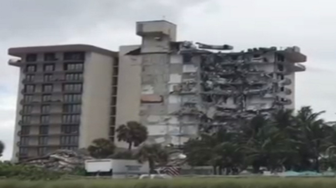Tim Penyelamat Cari 99 Orang Tertimbun Puing Apartemen di Florida
