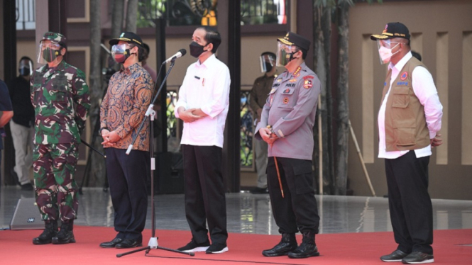 Presiden Joko Widodo Tinjau Vaksinasi Massal Jelang HUT Bhayangkara ke-75 (Foto Humas Polri)