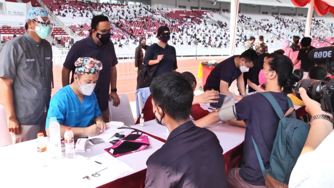Anies Baswedan Meninjau Vaksinasi Massal di Stadion Gelora Bung Karno, Ini Jumlah Pesertanya (Foto ANTV-Ghofur)