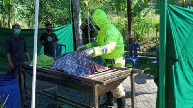 Tak Ada Warga yang Berani, Aiptu Andi Mengurus Jenazah Tetangganya (Foto Humas Polda Jateng)